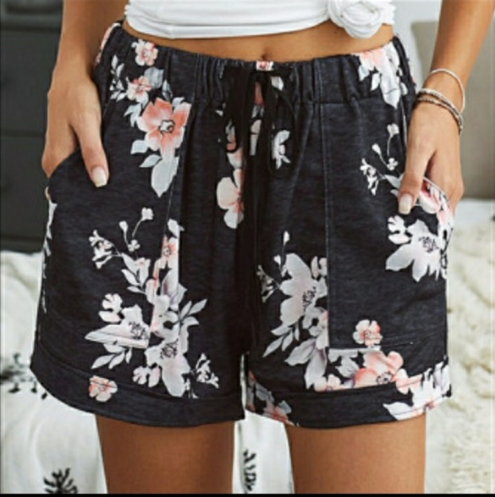 Ladies black floral shorts - Picture 2 of 12